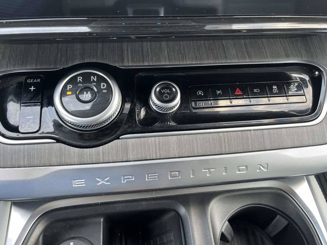 Certified 2025 Ford Expedition Platinum w/ Platinum Ultimate Package AWD/4WD image 30