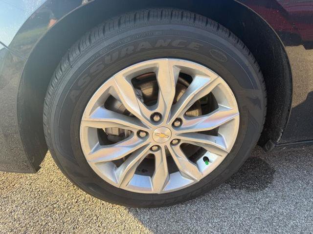 Used 2025 Chevrolet Malibu LT FWD image 2