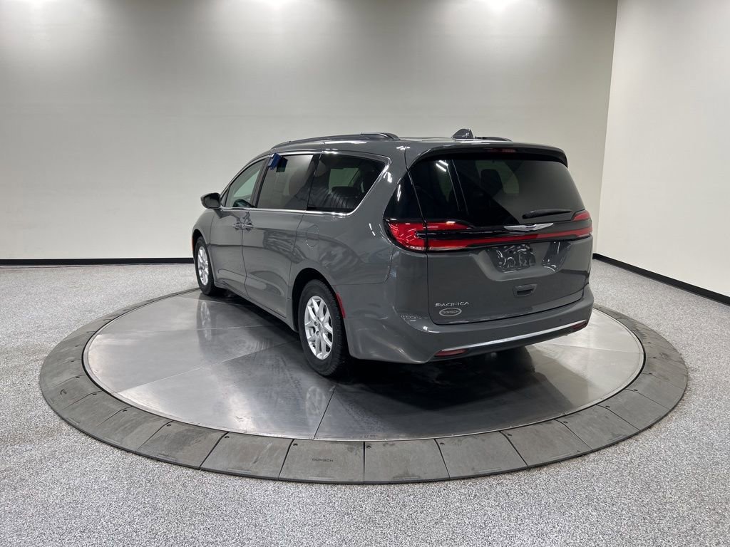Used 2022 Chrysler Pacifica Touring-L image 3