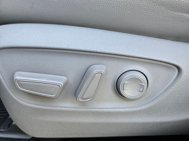 Used 2021 Toyota Highlander XLE FWD image 18