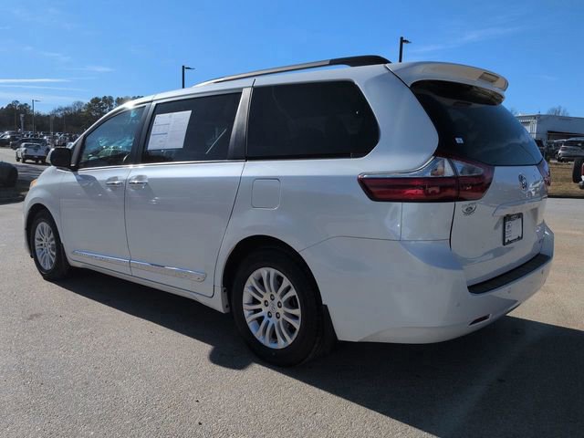 Used 2017 Toyota Sienna L image 2
