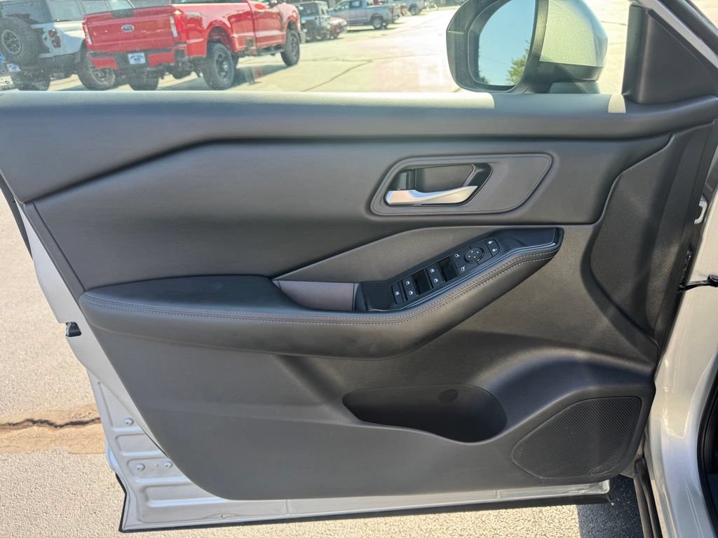 Used 2025 Nissan Rogue SV FWD image 2