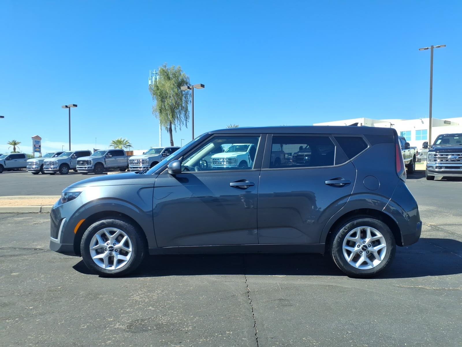 Used 2025 Kia Soul LX w/ LX Technology Package FWD image 3