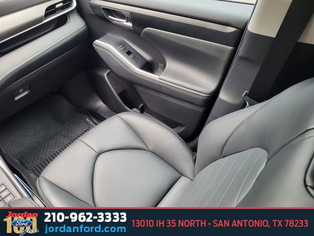 Used 2023 Toyota Highlander XLE FWD image 15