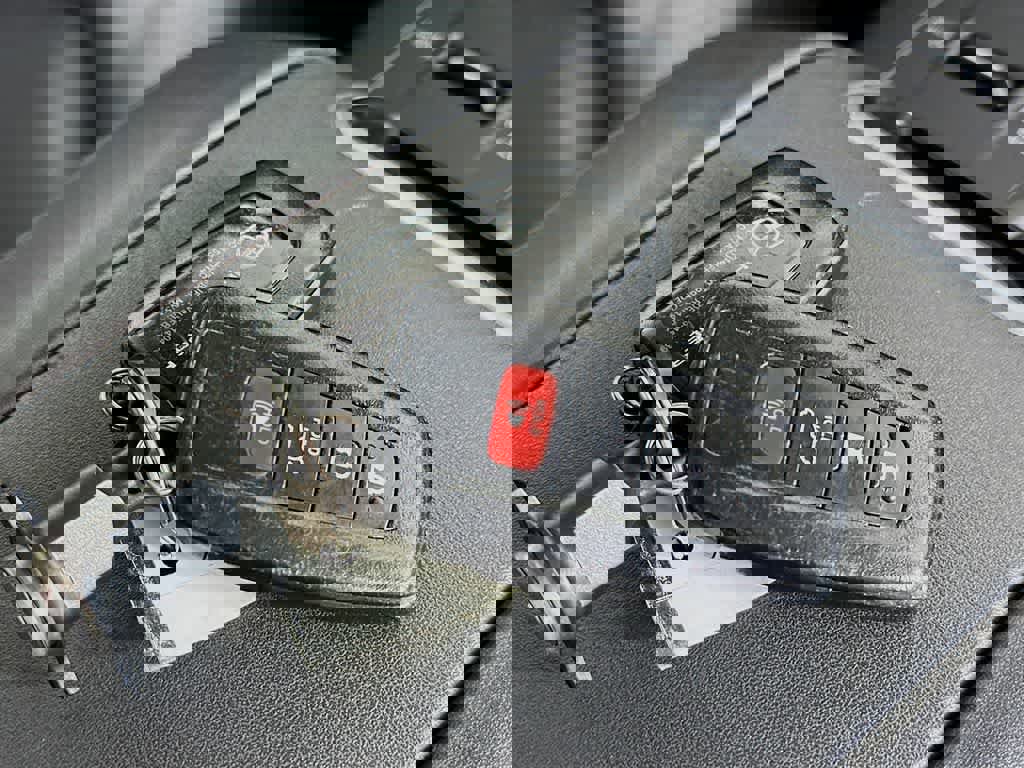 Used 2020 Toyota Highlander XLE image 25