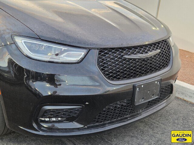 Used 2025 Chrysler Pacifica Limited FWD image 2