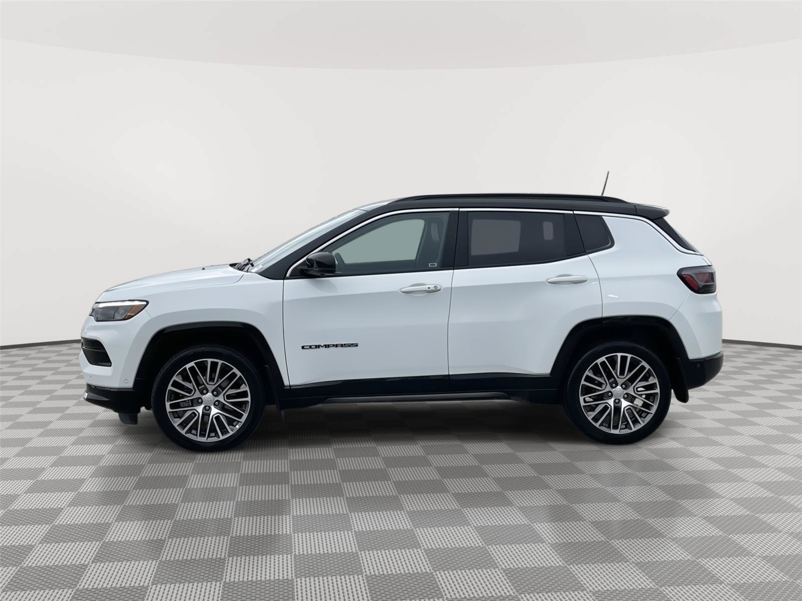 Used 2024 Jeep Compass Limited w/ Elite Group AWD/4WD image 2
