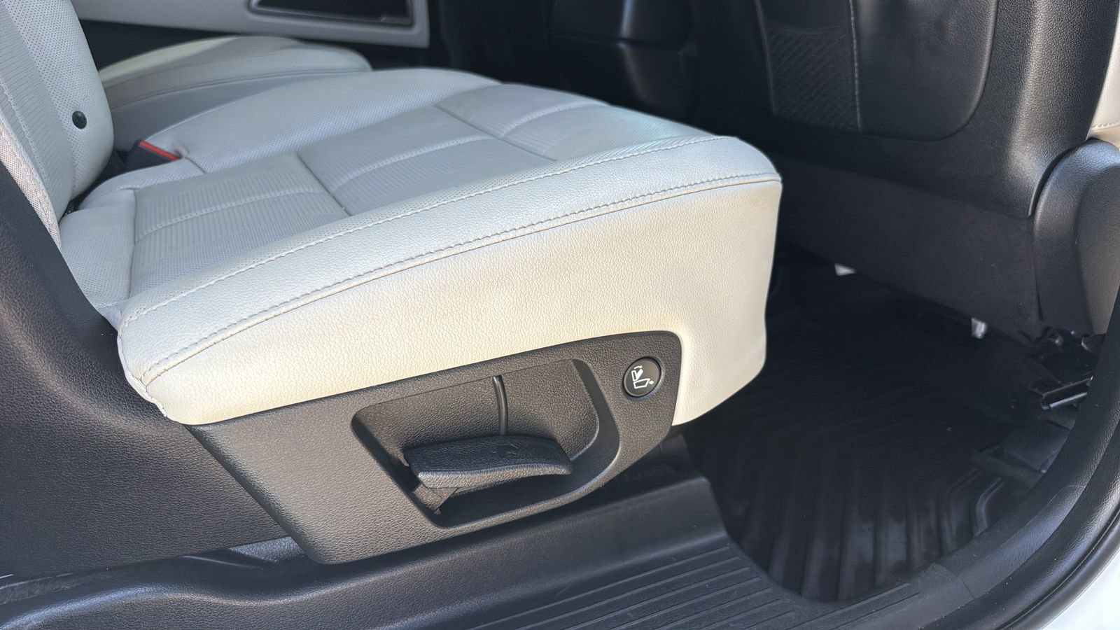 Used 2024 Kia Telluride EX w/ EX Captain's Chair Package FWD image 26