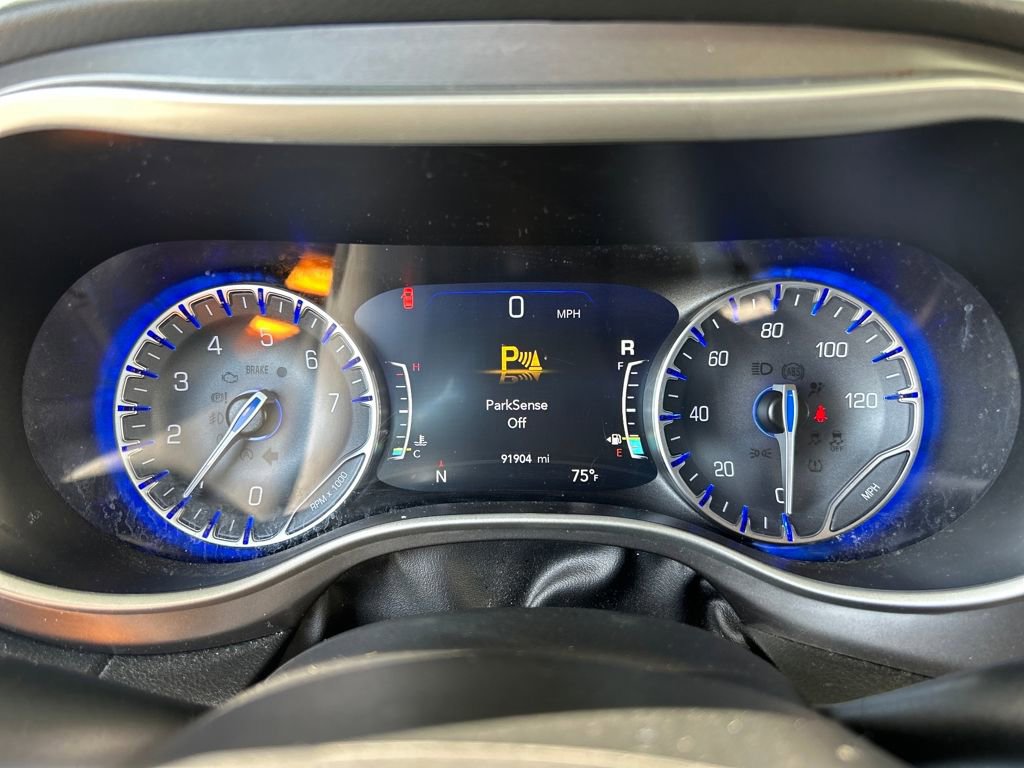 Used 2023 Chrysler Pacifica Touring-L image 17