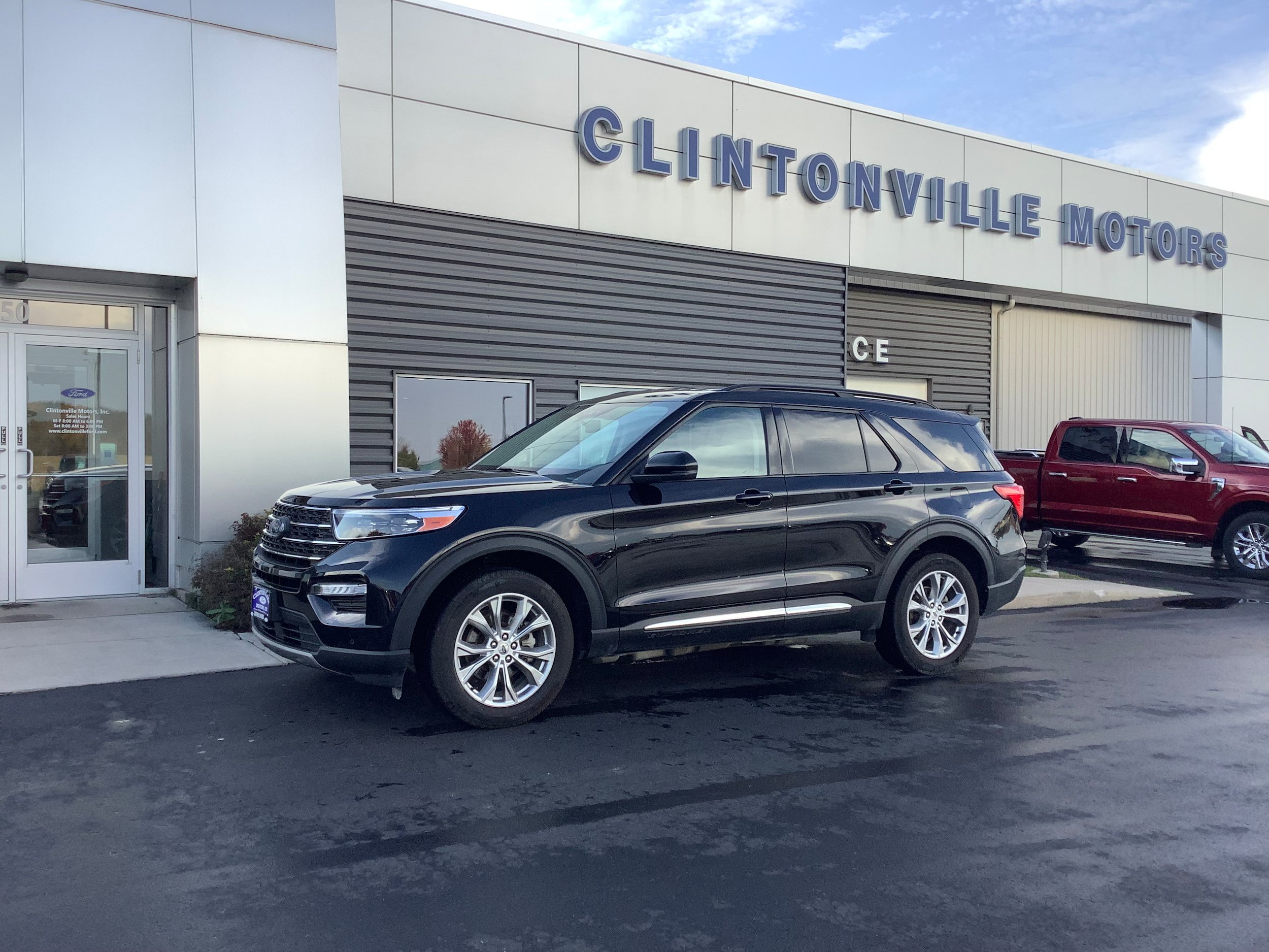 Certified 2024 Ford Explorer XLT w/ Equipment Group 202A AWD/4WD image 1