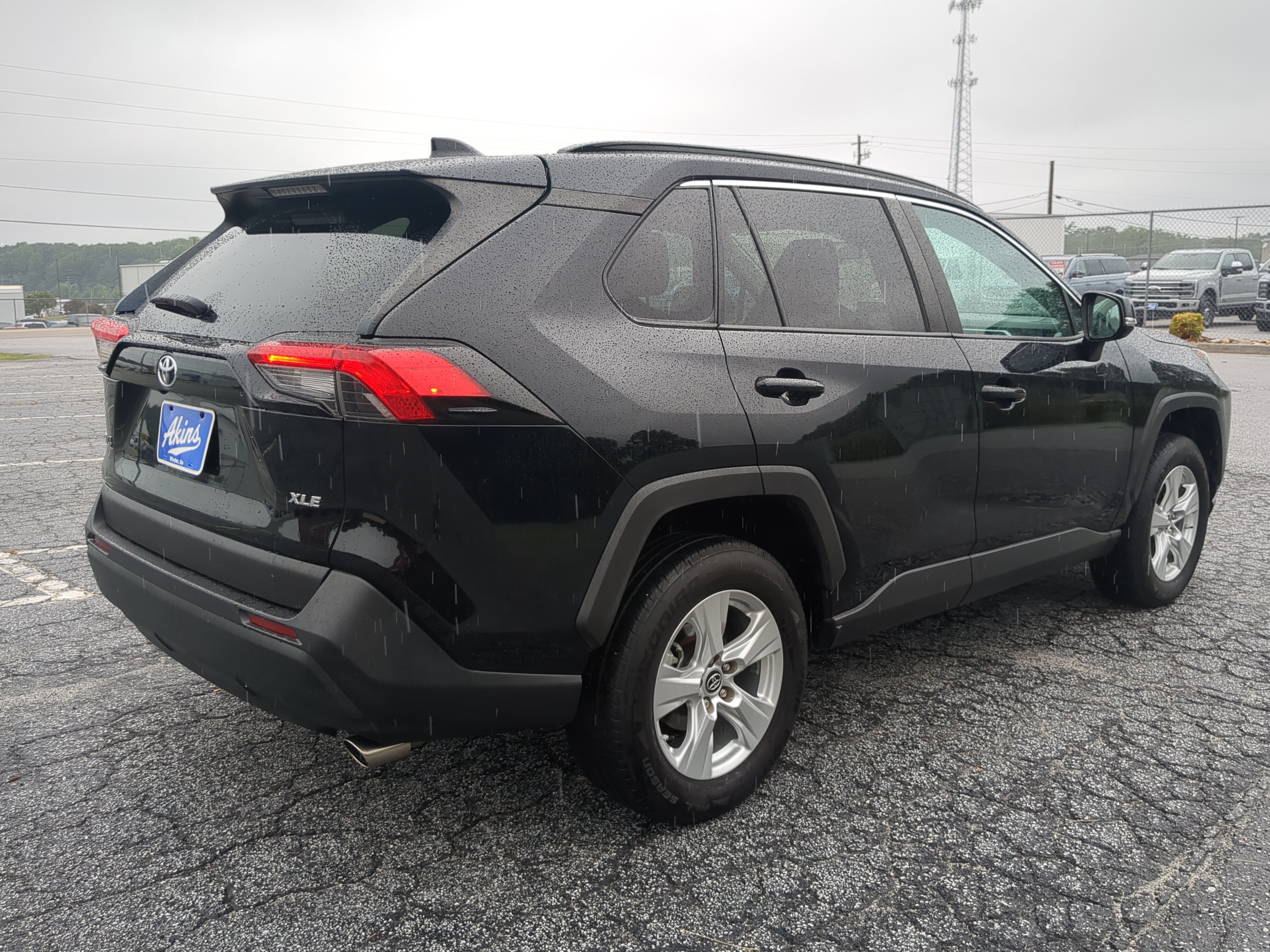 Used 2019 Toyota RAV4 XLE w/ Convenience Package FWD image 3