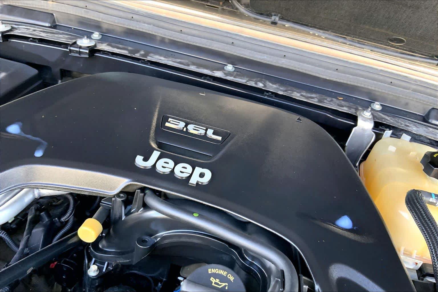 Used 2018 Jeep Wrangler Unlimited Sahara w/ Quick Order Package 24M Moab AWD/4WD image 28
