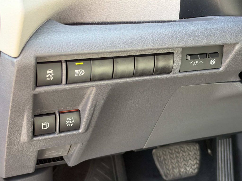 Used 2023 Toyota Sienna XLE FWD image 24