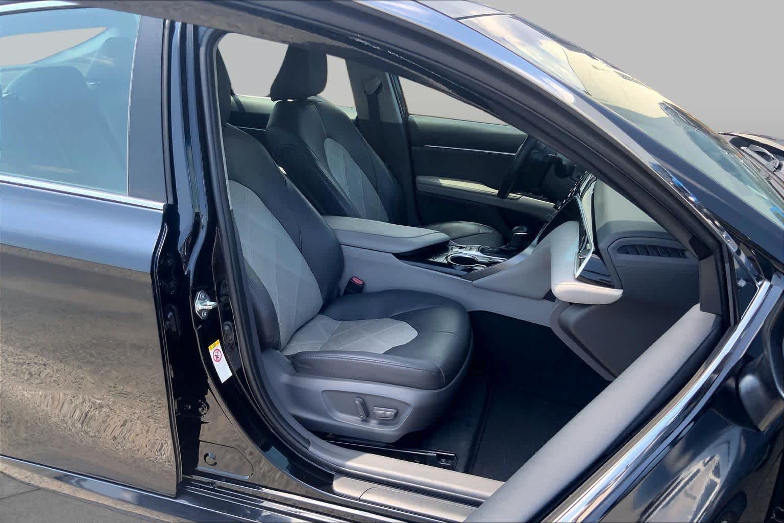 Used 2018 Toyota Camry XLE FWD image 9
