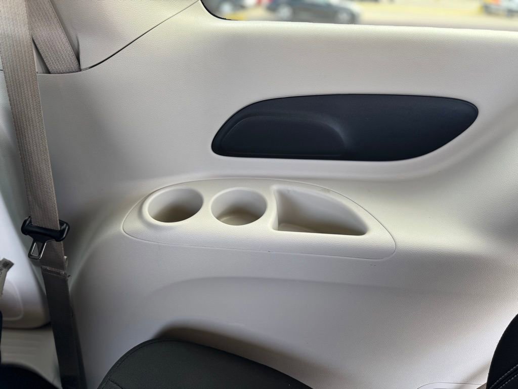 Used 2022 Chrysler Voyager LX image 36