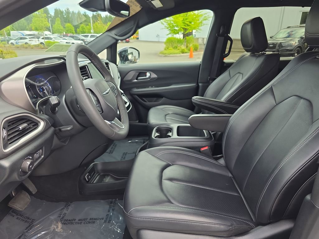 Used 2025 Chrysler Pacifica Select FWD image 6