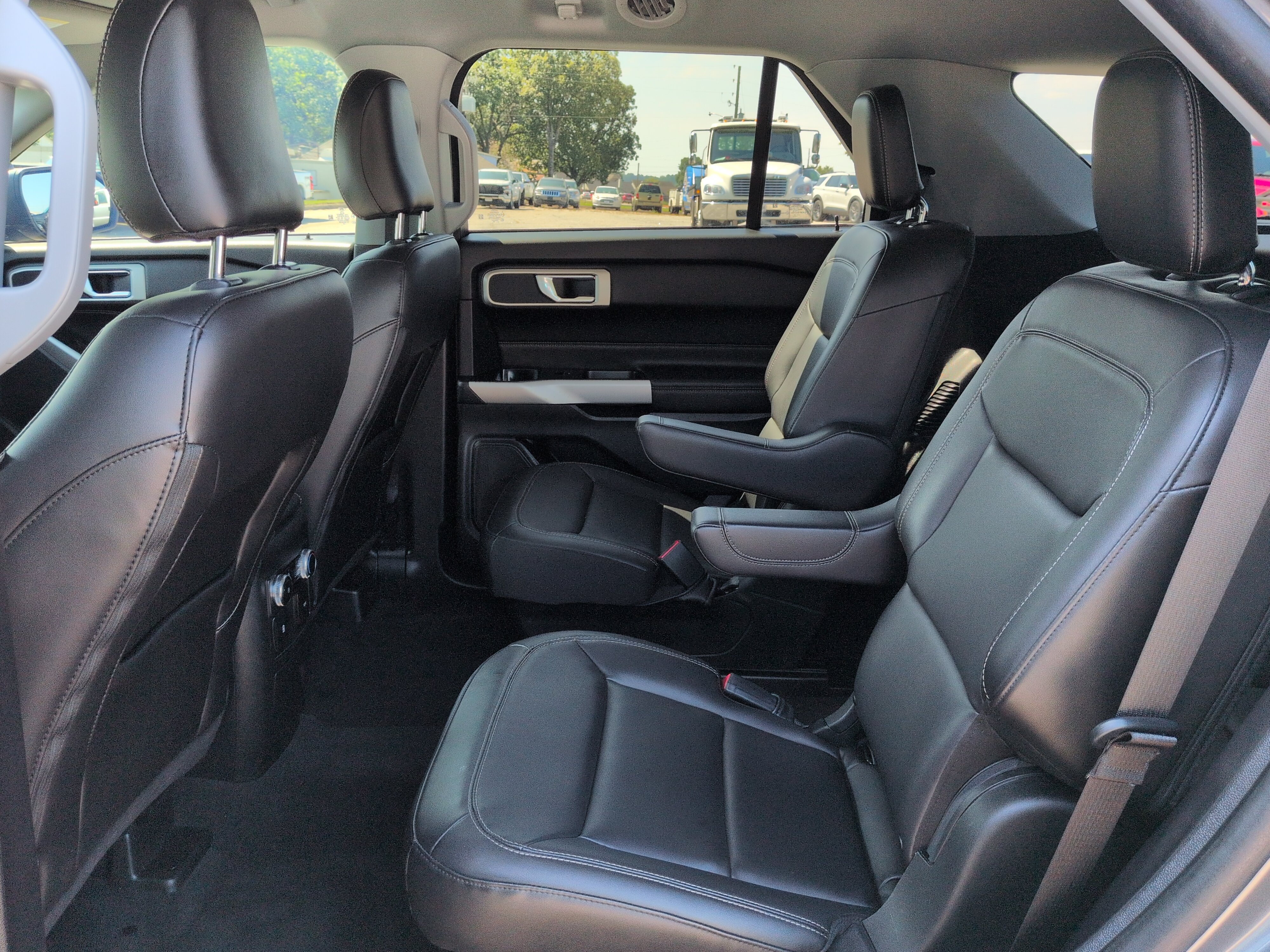Certified 2022 Ford Explorer XLT w/ Equipment Group 202A RWD image 12