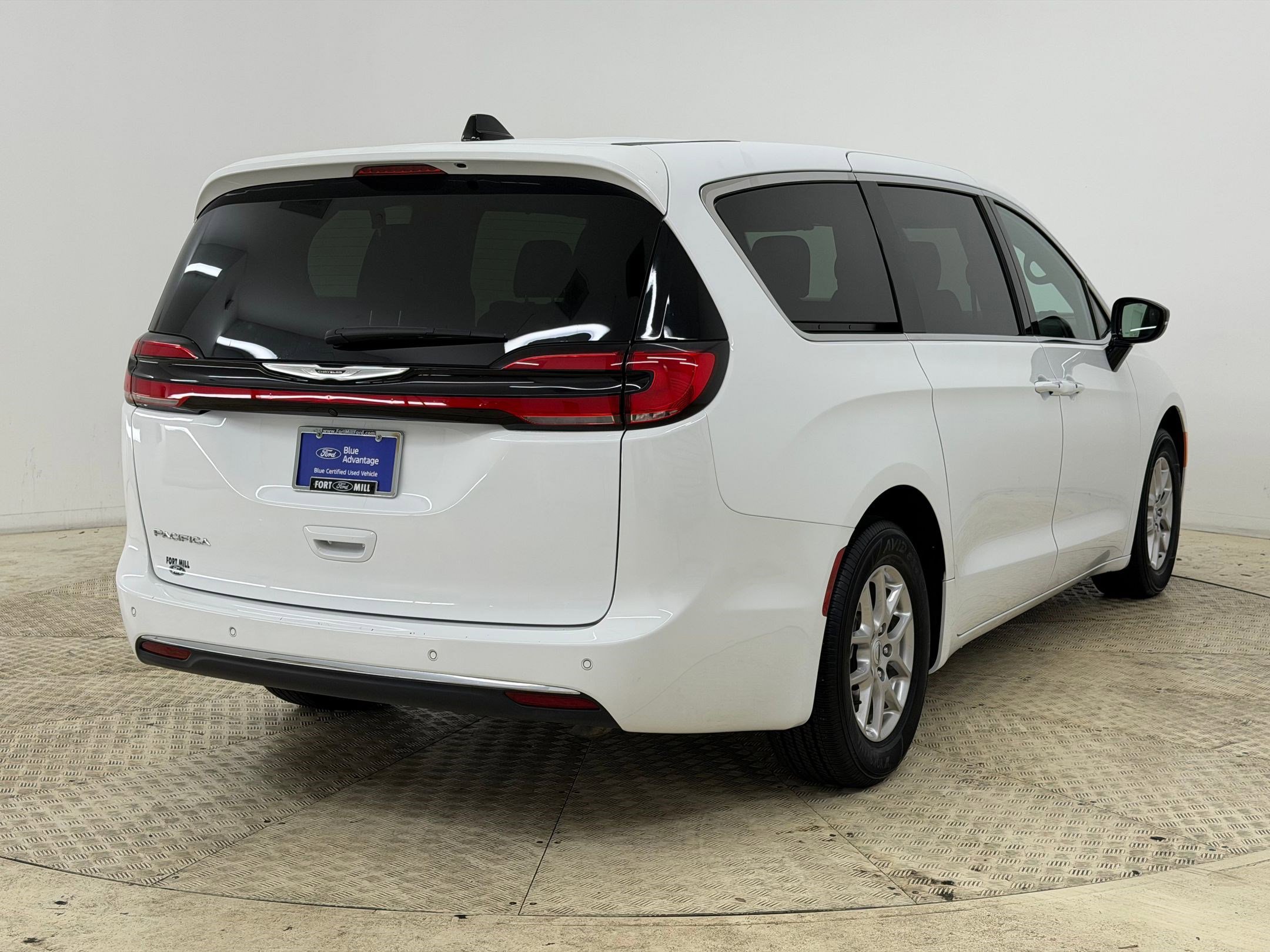 Used 2025 Chrysler Pacifica Select image 9