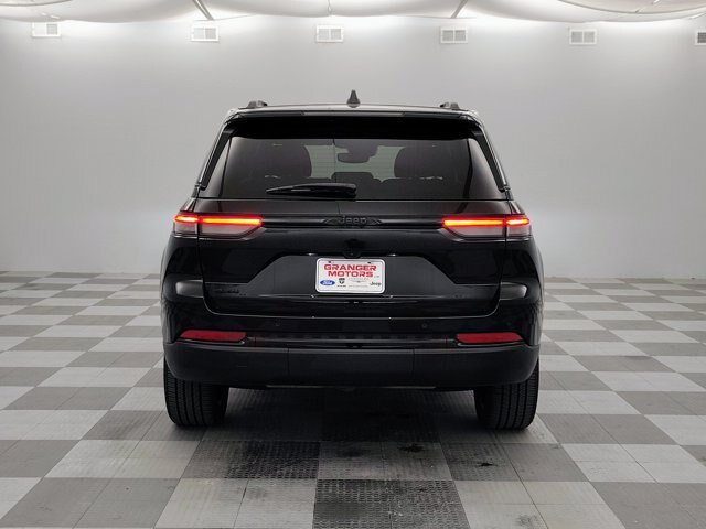 Used 2023 Jeep Grand Cherokee Altitude AWD/4WD image 9