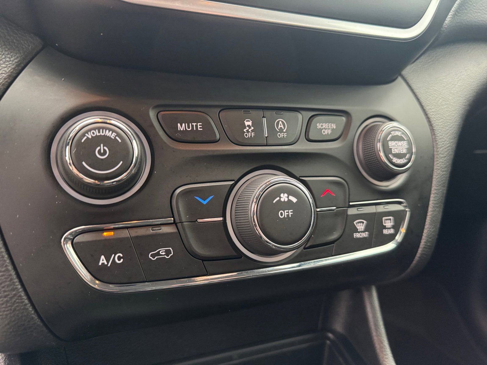 Used 2021 Jeep Cherokee Latitude Plus image 21