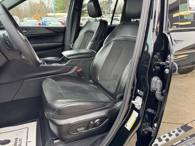 Used 2024 Jeep Grand Cherokee Altitude image 12