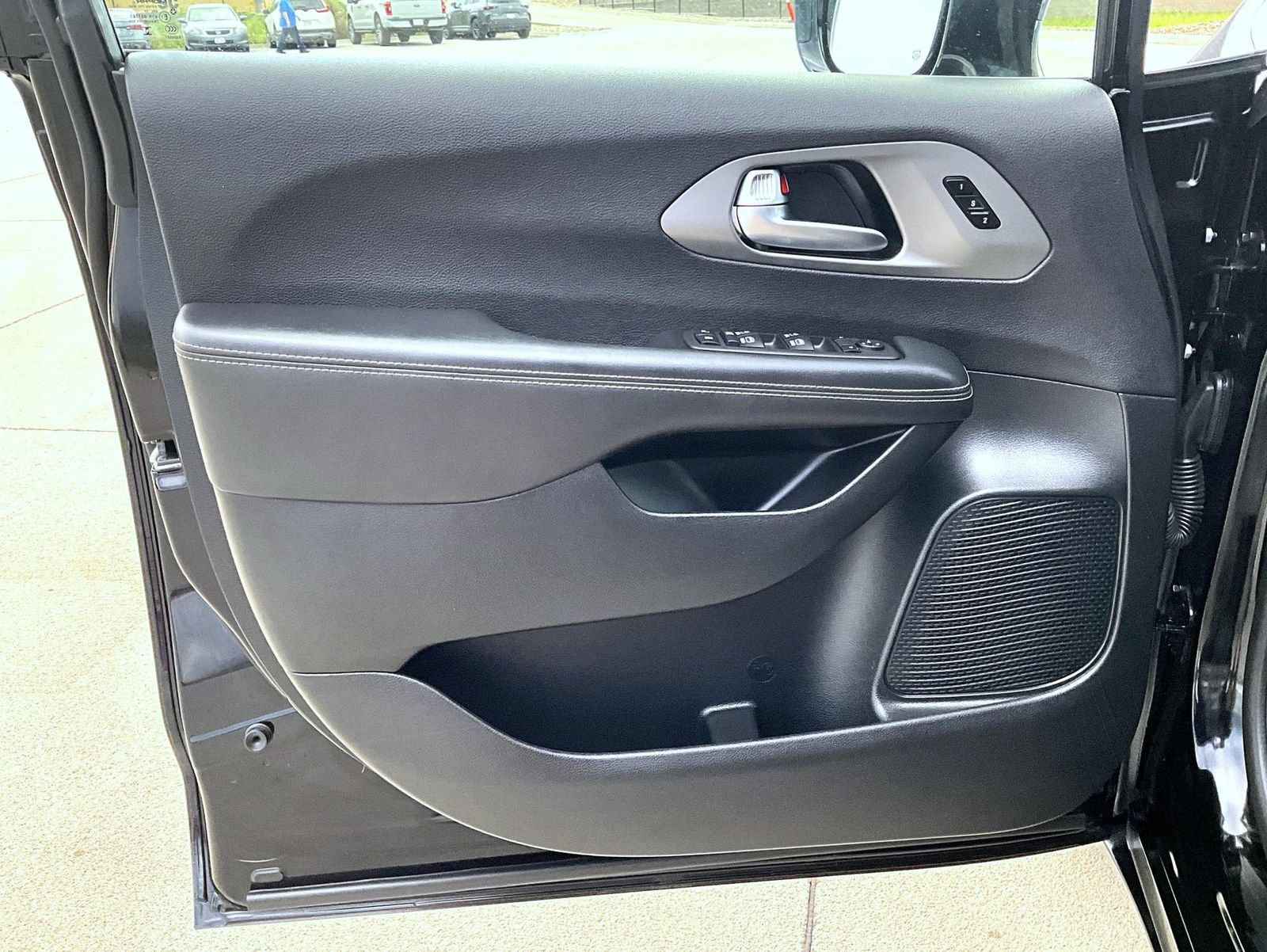 Used 2025 Chrysler Pacifica Select FWD image 9