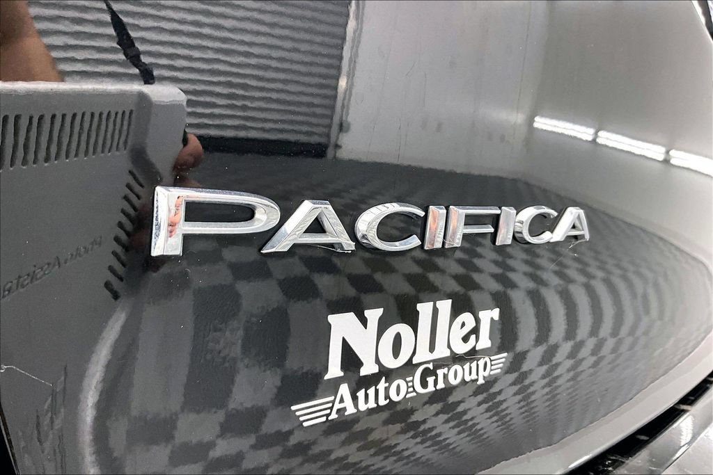 Used 2024 Chrysler Pacifica Touring-L FWD image 8