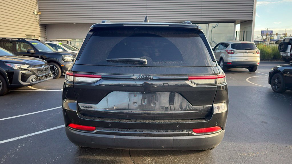 Used 2024 Jeep Grand Cherokee Altitude AWD/4WD image 6