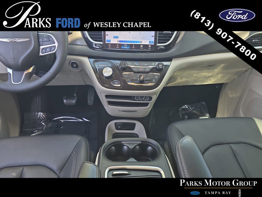 Used 2024 Chrysler Pacifica Touring-L FWD image 13
