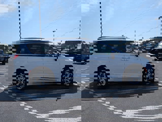 Used 2023 Chrysler Pacifica Limited image 5