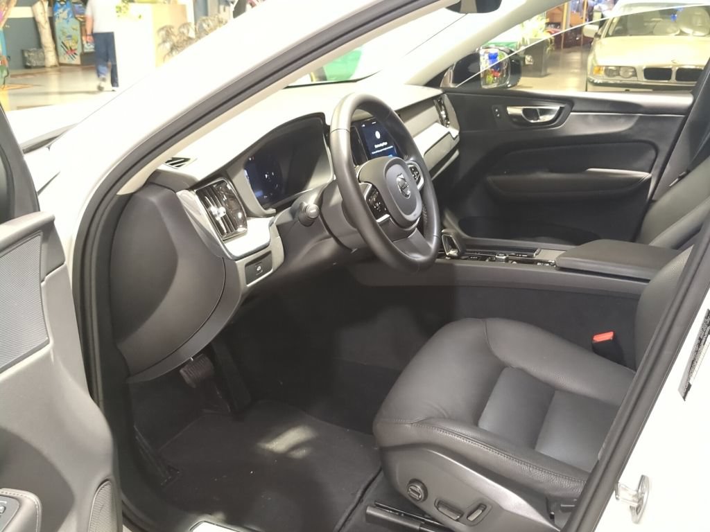 Used 2025 Volvo XC60 B5 Plus AWD/4WD image 14