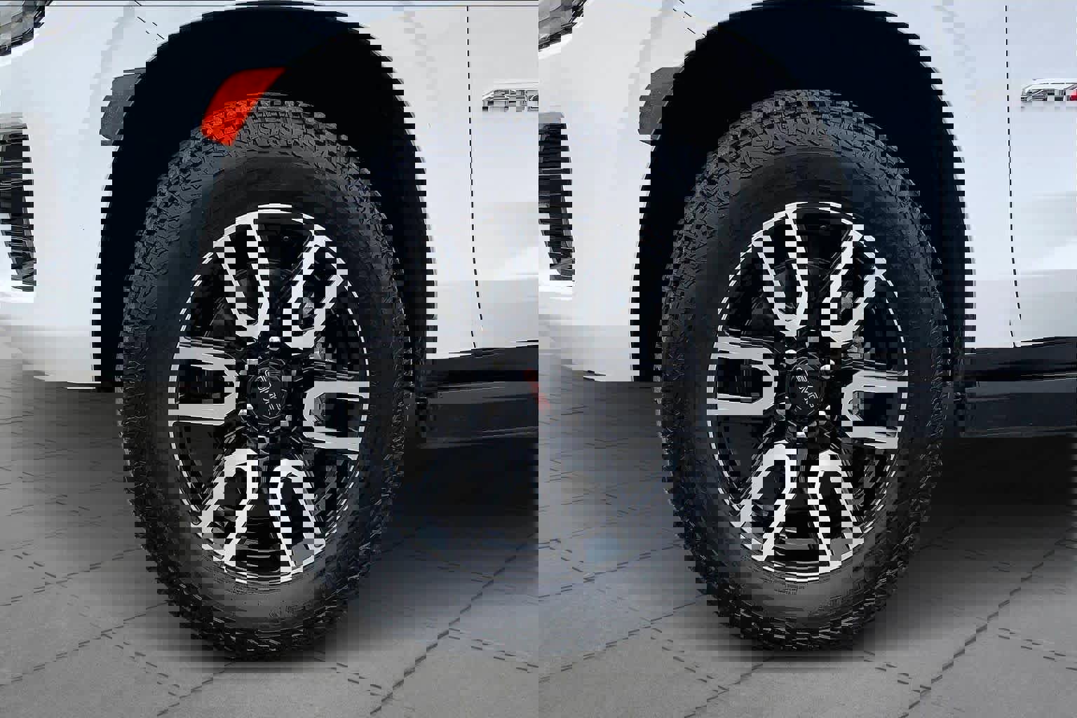 Used 2024 GMC Yukon AT4 w/ Technology Package image 13