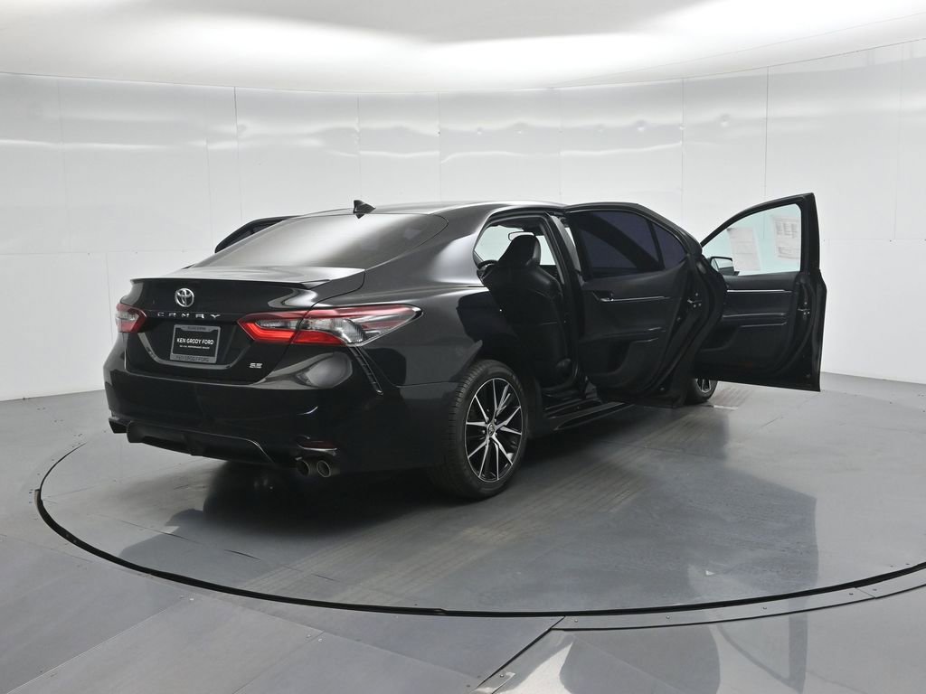 Used 2022 Toyota Camry SE image 5