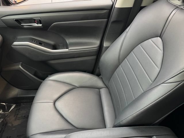 Used 2020 Toyota Highlander XLE AWD/4WD image 28