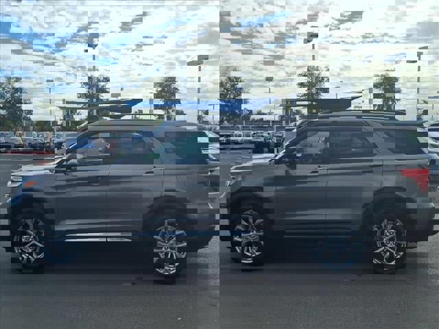 Certified 2021 Ford Explorer XLT w/ Equipment Group 202A image 3