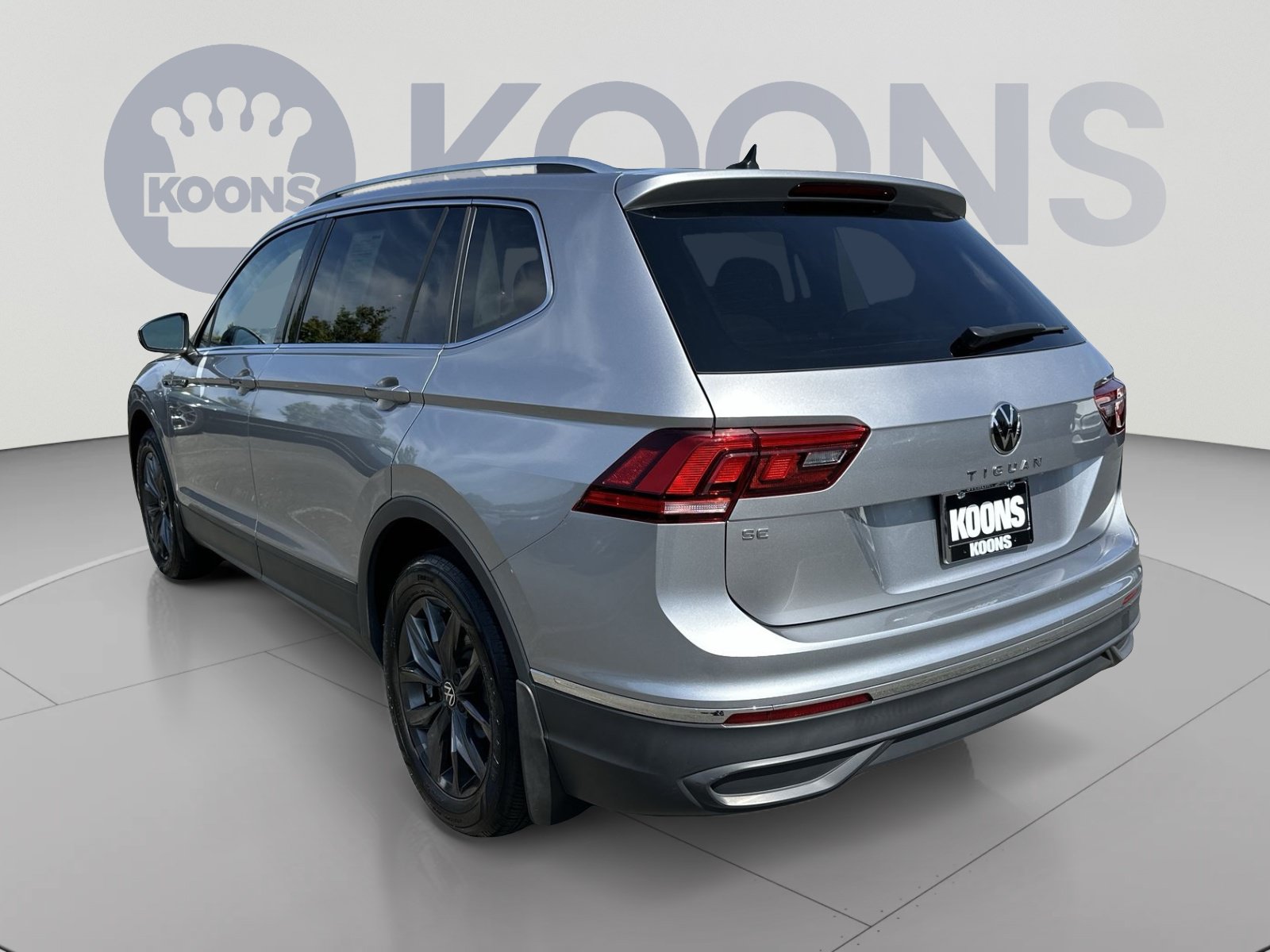 Used 2023 Volkswagen Tiguan SE w/ Panoramic Sunroof Package FWD image 8