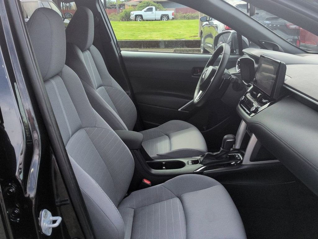 Used 2025 Toyota Corolla Cross AWD Hybrid w/ Moonroof Package image 29