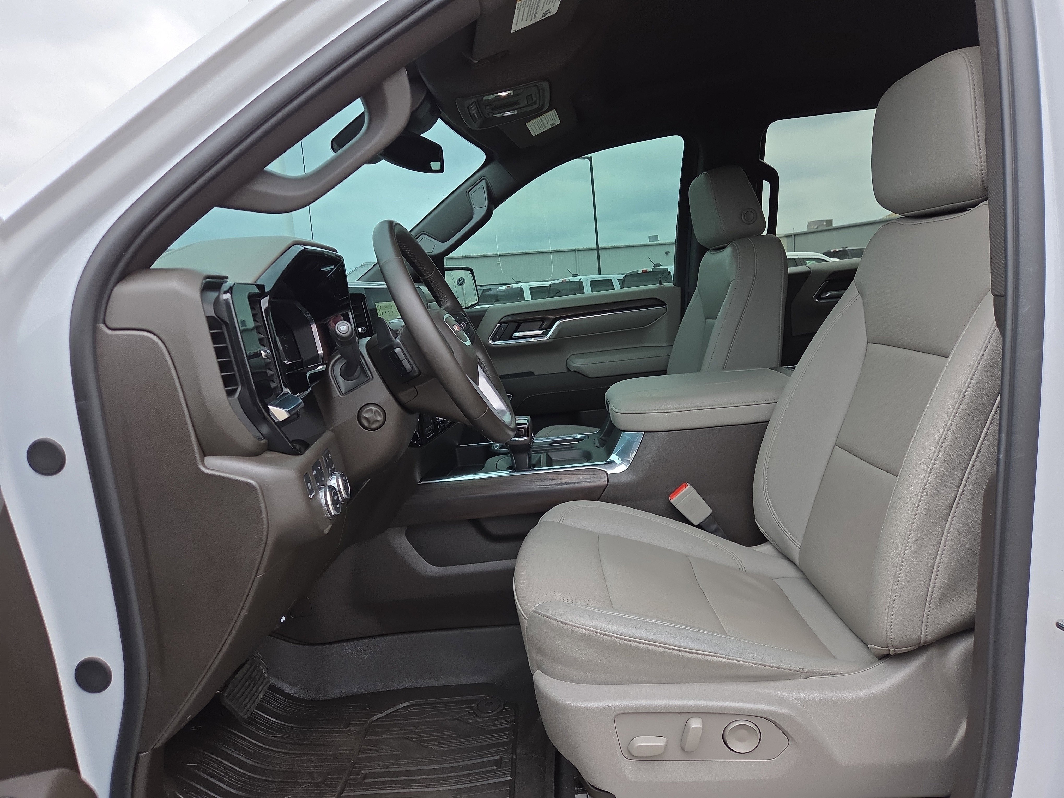 Used 2024 GMC Sierra 1500 SLT w/ SLT Premium Plus Package AWD/4WD image 10