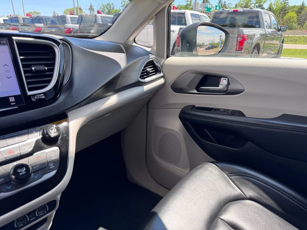Used 2023 Chrysler Pacifica Touring-L FWD image 16