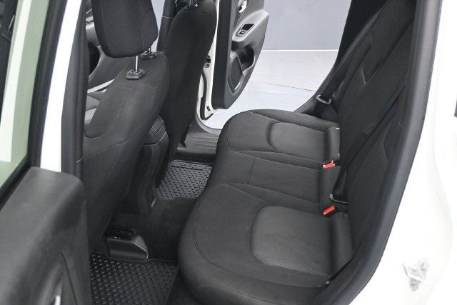 Used 2023 Jeep Renegade Latitude AWD/4WD image 5