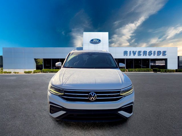 Used 2023 Volkswagen Tiguan SE FWD image 2
