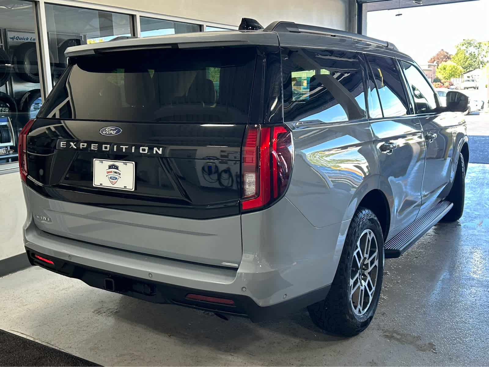 Certified 2025 Ford Expedition Active AWD/4WD image 5