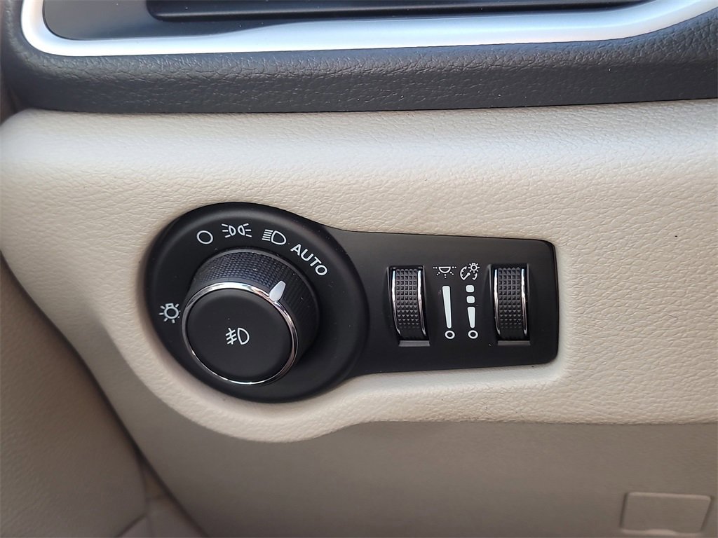 Used 2021 Chrysler Pacifica Touring image 26