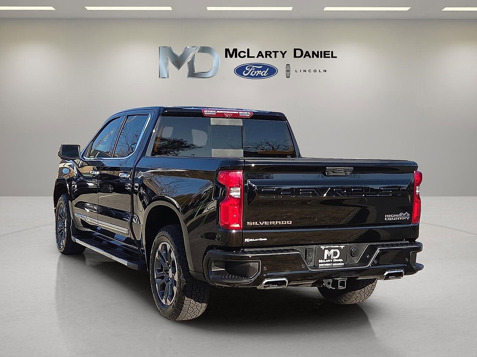 Used 2024 Chevrolet Silverado 1500 High Country w/ Technology Package image 4