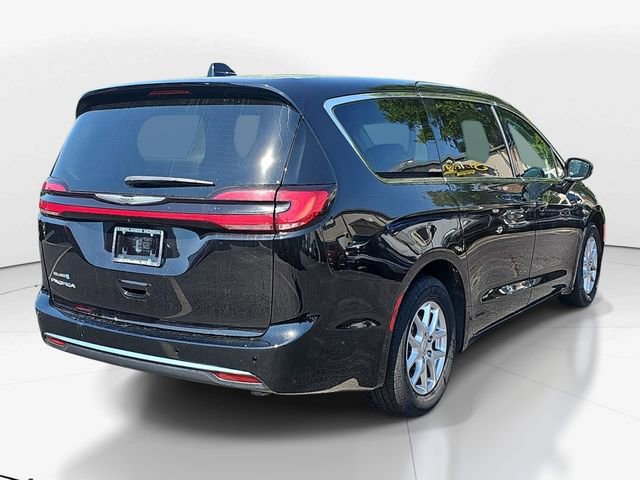 Used 2024 Chrysler Pacifica Touring-L FWD image 3