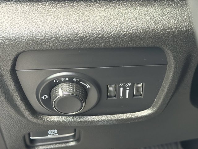 Used 2025 Jeep Grand Cherokee Altitude AWD/4WD image 26