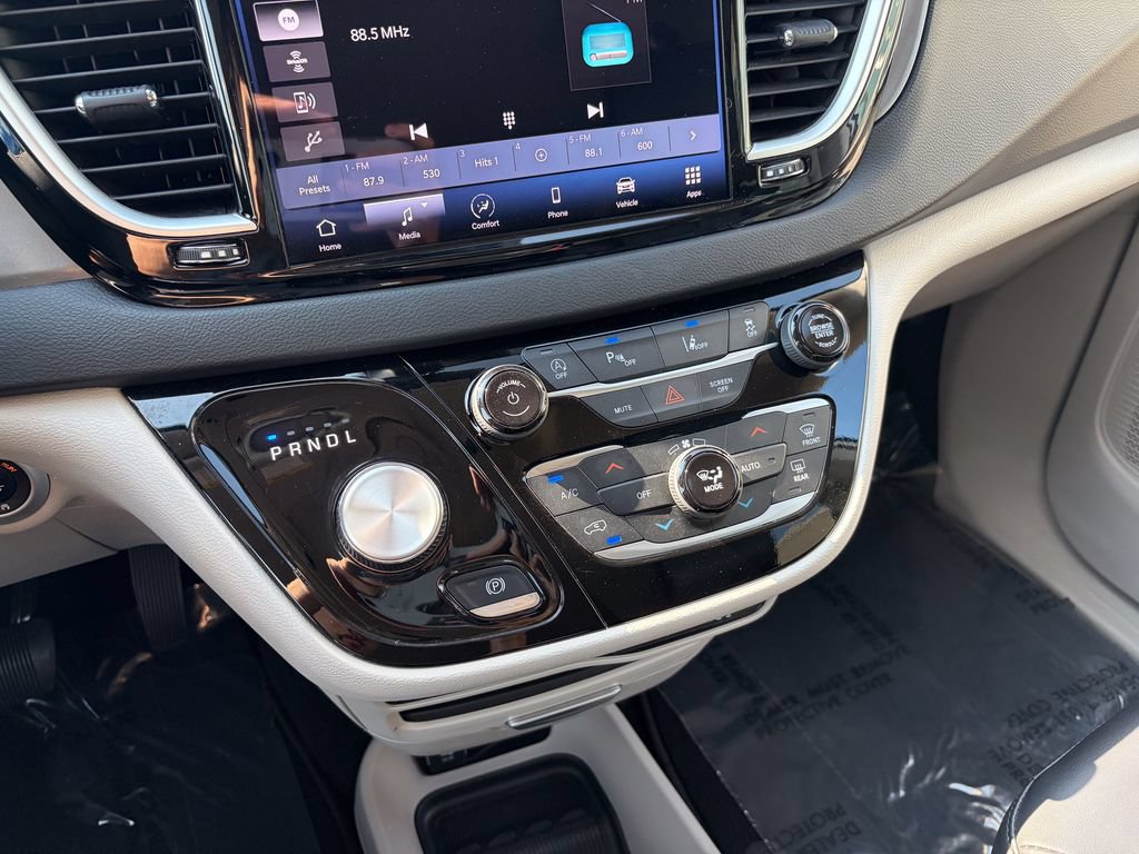 Used 2024 Chrysler Pacifica Touring-L FWD image 24