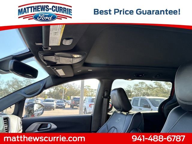 Used 2025 Chrysler Pacifica Limited image 11