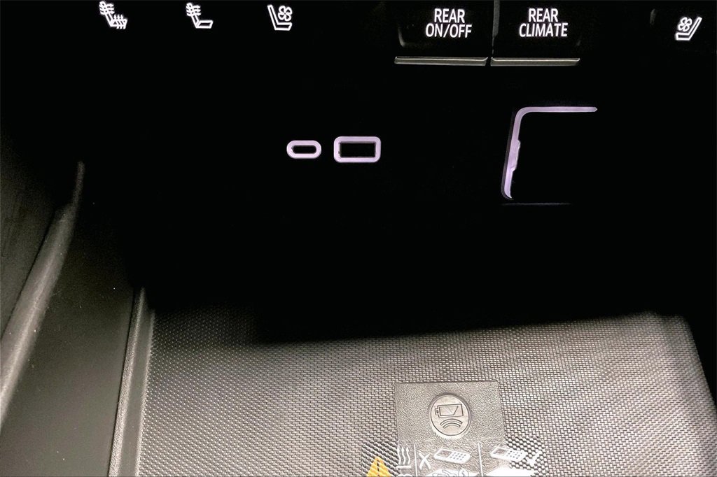 Used 2023 Chevrolet Suburban Premier image 31