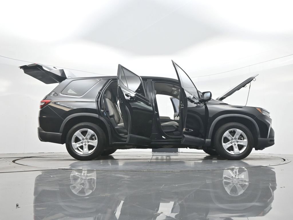 Used 2023 Honda Pilot LX image 43